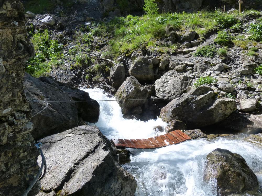 la passerelle de re -traversée de la Rouanne à la via d' Ancelle