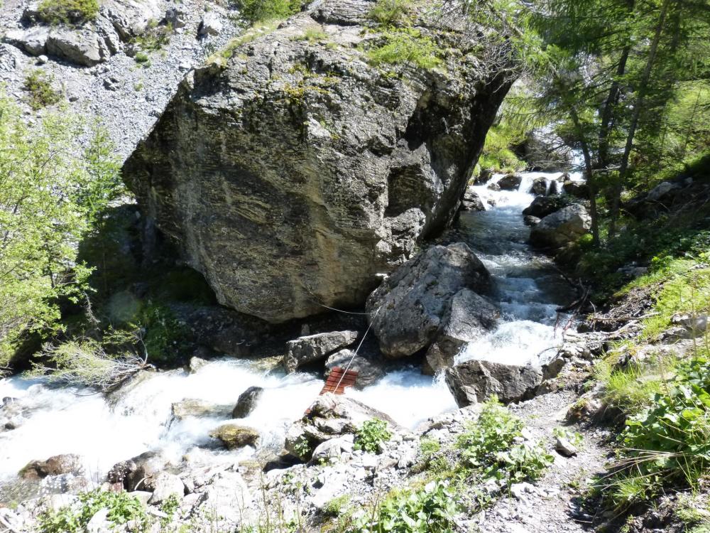 Accès à la rouge et la bleue de la via de Rouanne, piste montante à droite du panneau, accès en contrebas à environ 300m