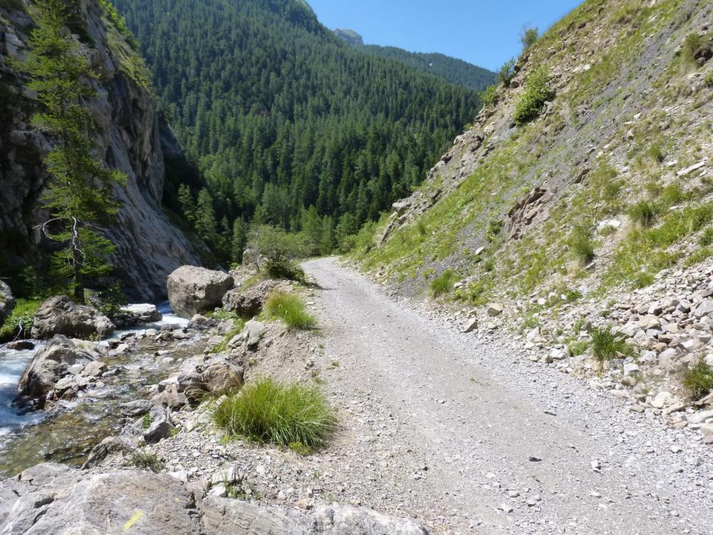 le chemin d' accès à la via de Rouanne