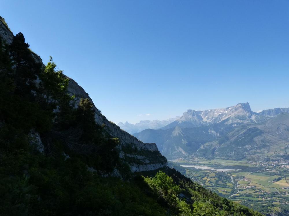 extrémité de la falaise de Céüze à l' approche du pas du loup.