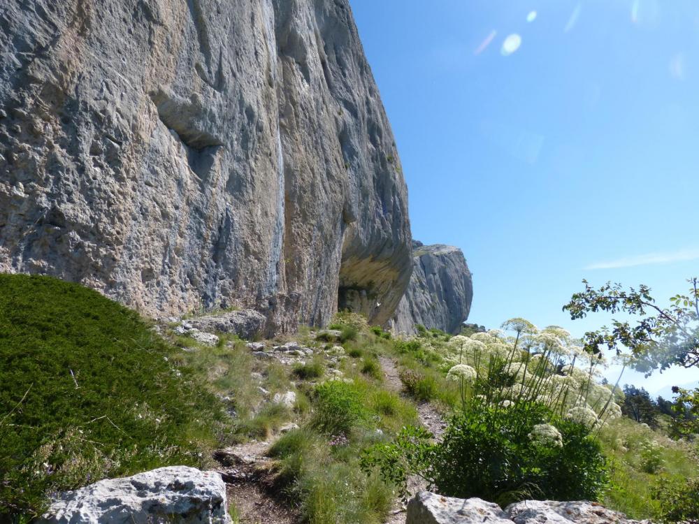 En continuant sur la droite de la falaise, le rocher en oeuf de pâques qui dépasse la falaise est juste après la via ferrata, que l'on ne voit qu' en arrivant dessus !