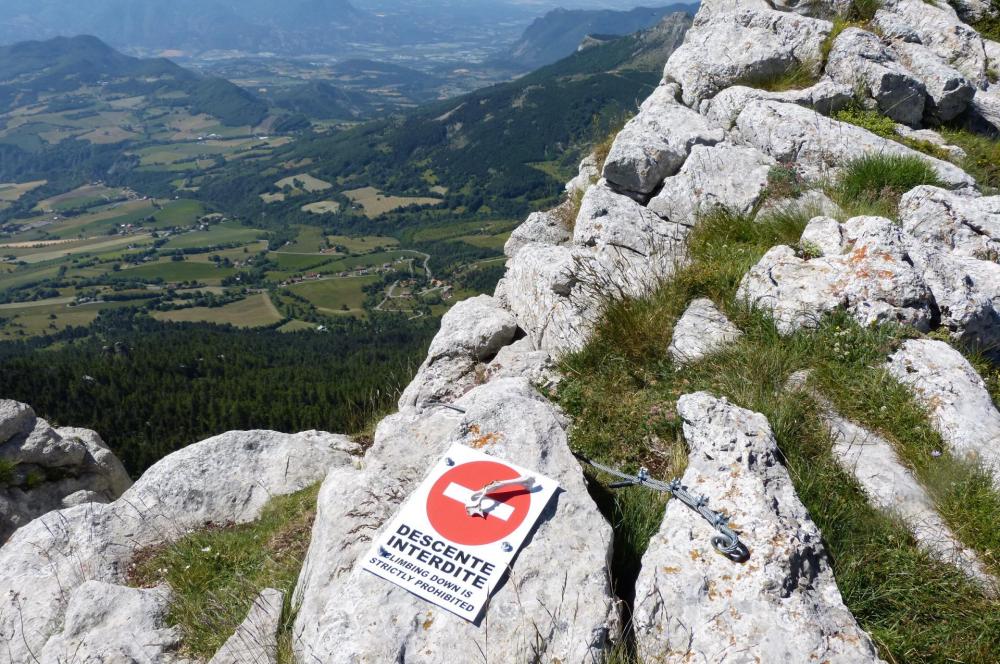 Descente interdite ! Mais je pense que les grimpeurs qui sortent des voies sur le plateau, doivent en profiter !