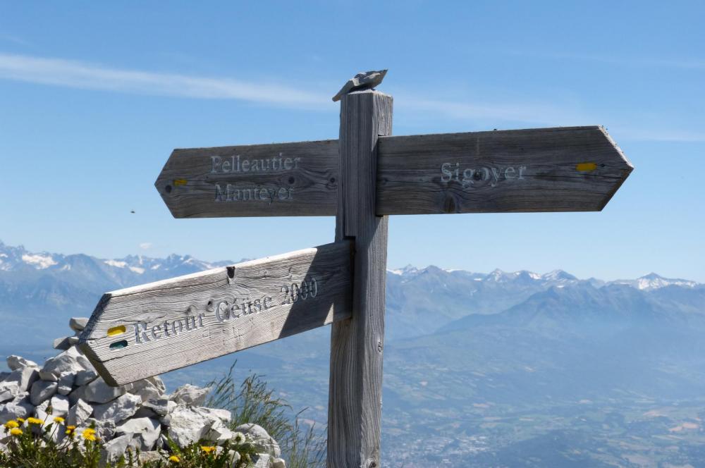 Un peu d' orientation au sommet du pic de Céüze