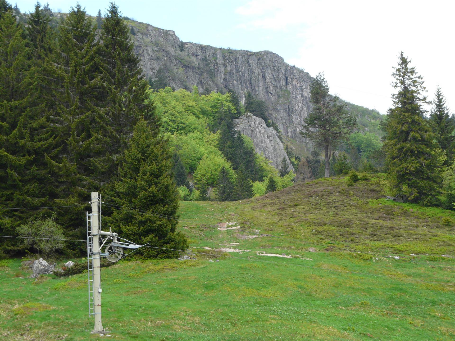 vue sur les pistes et les rochers du Tanet