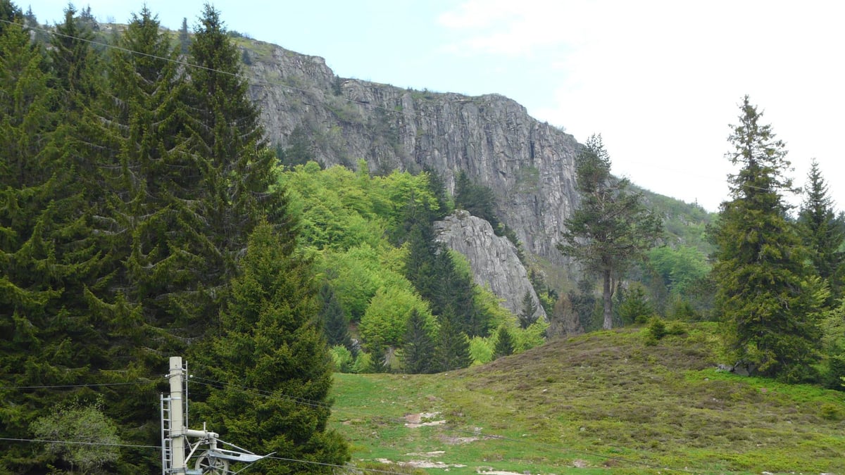 vue sur les pistes et les rochers du Tanet