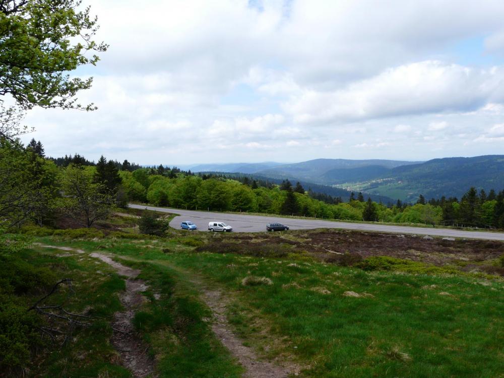 Départ du sentier en direction du Tanet depuis le parking de la route des Crêtes