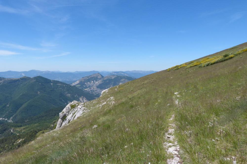 le chemin continue en corniche au dessus des falaises de Céüze