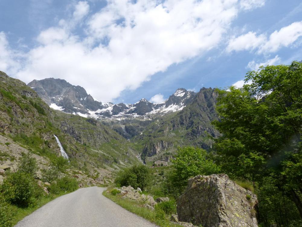 Montée du Gioberney depuis St Firmin - hotel en vue !