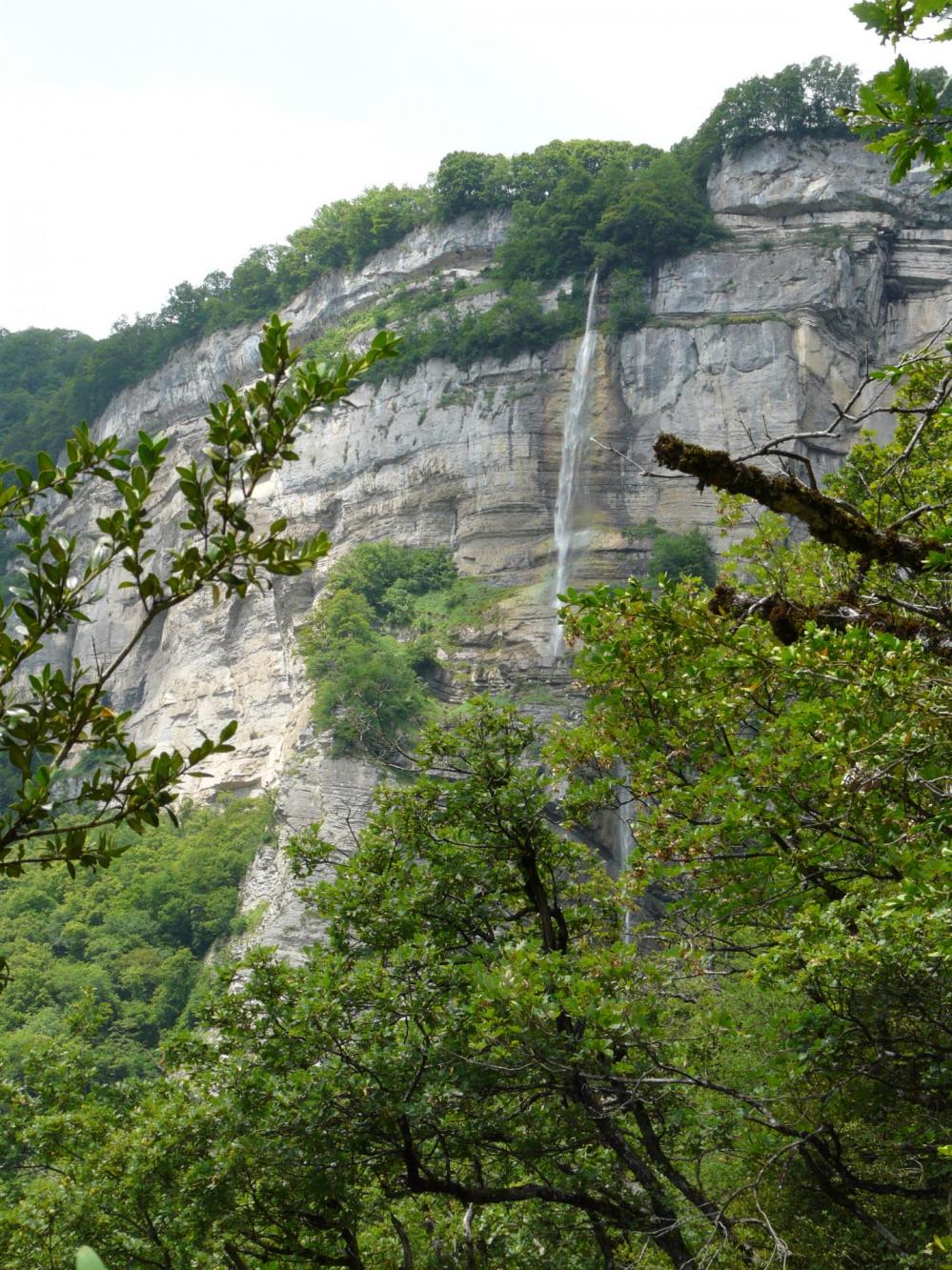 Les deux cascades de L'Oule depuis le chemin d'accès