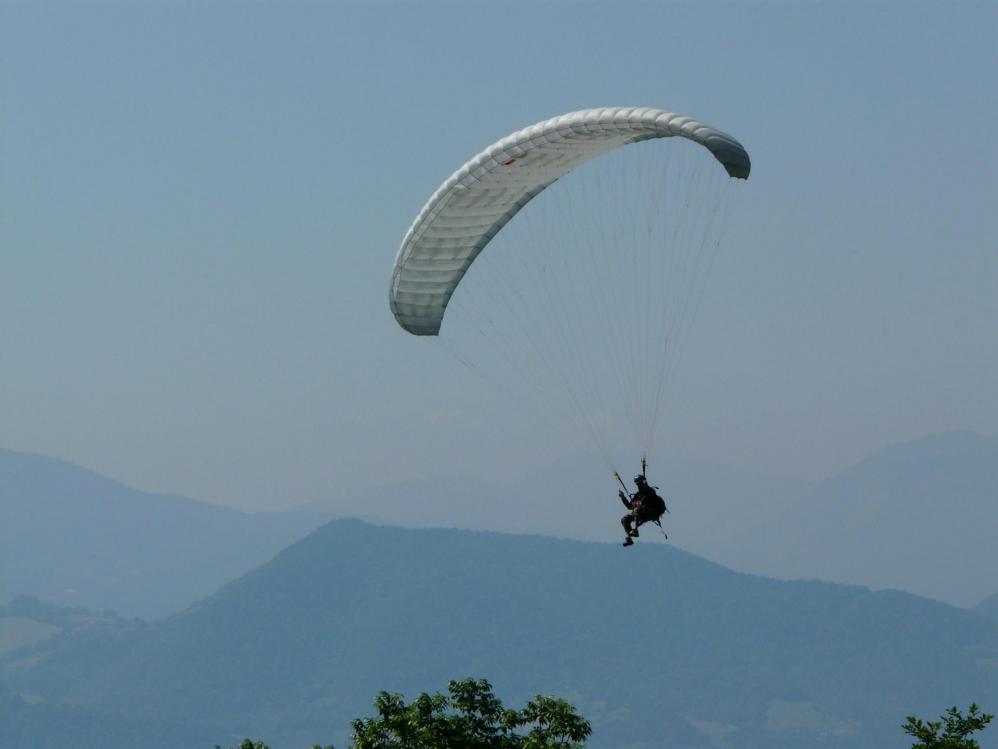 Les parapentistes omniprésents dans les vias de Crolles