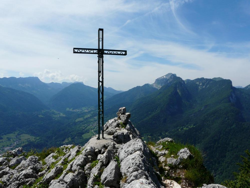 La croix au sommet de la Roche Veyrand