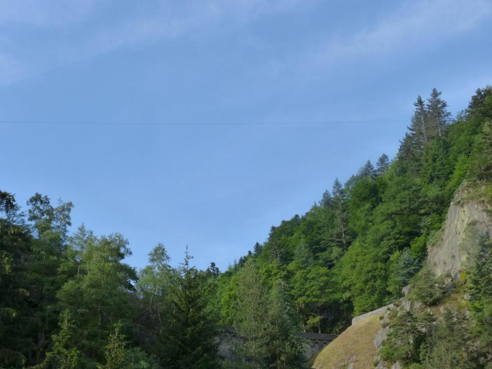 Via adulte Planfoy :... et le câble de la tyrolienne qui traverse au devant le barrage de Planfoy