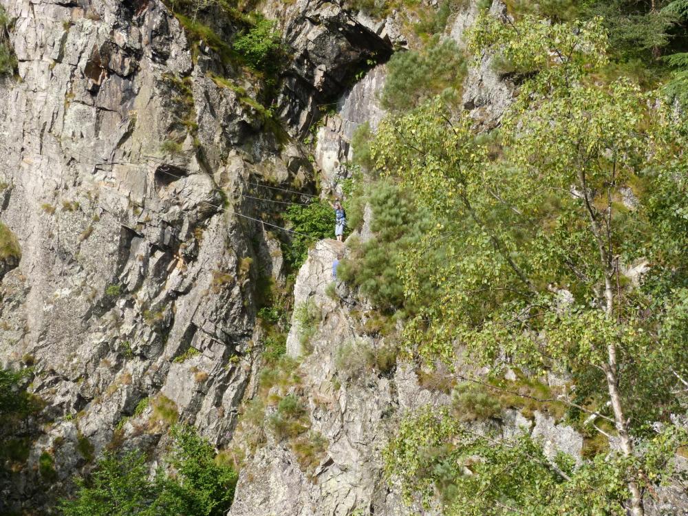 le pont de singe qui précède la remontée du dernier pilier à la via adulte de Planfoy