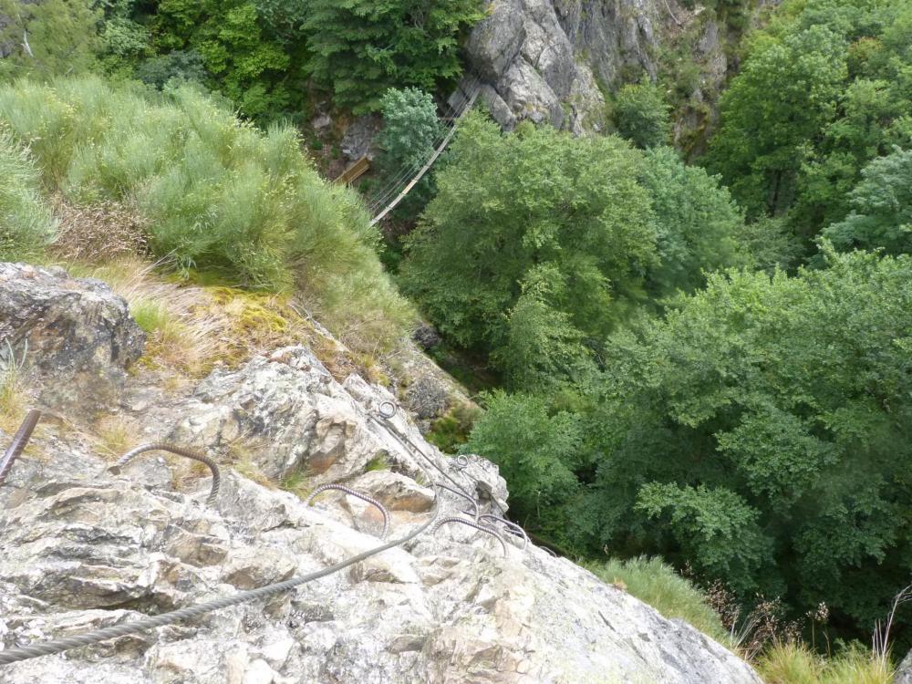 Dans le pilier de sortie à Planfoy, belle vue sur la passerelle