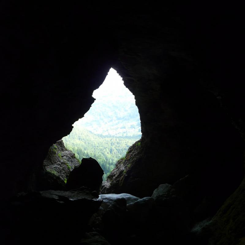Vue sur l' extérieur de la grotte de St Même
