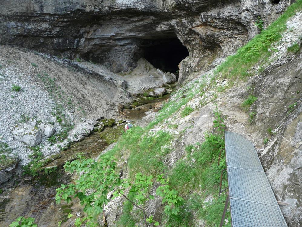 accès à la grotte de St Même