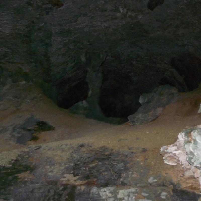 à l'intérieur de la grotte de St Même
