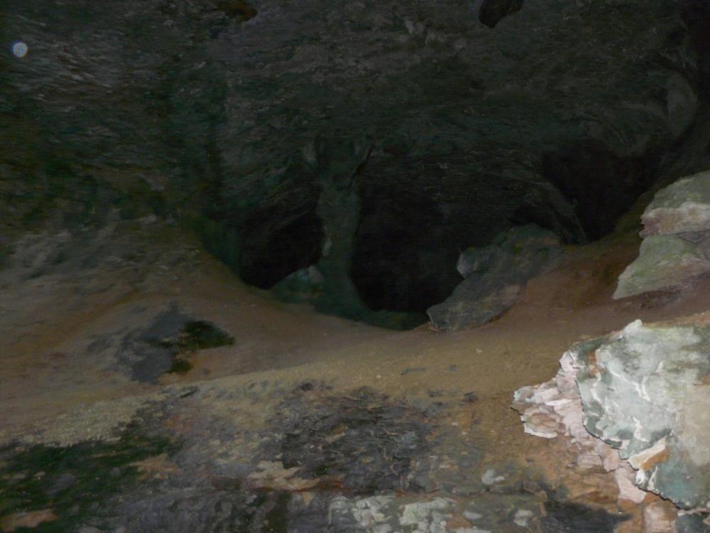 à l'intérieur de la grotte de St Même