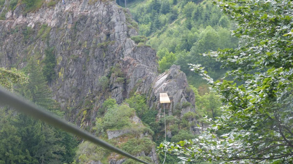 la tyrolienne de la via ferrata de Planfoy - Loire