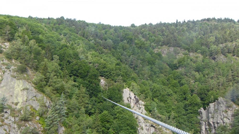 La tyrolienne vue depuis l' arrivée, on voit bien la remontée du câble qui permet de ralentir la vitesse acquise initialement.