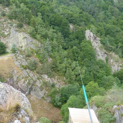 la plate forme d arrivée de la tyrolienne de la via adulte de Planfoy