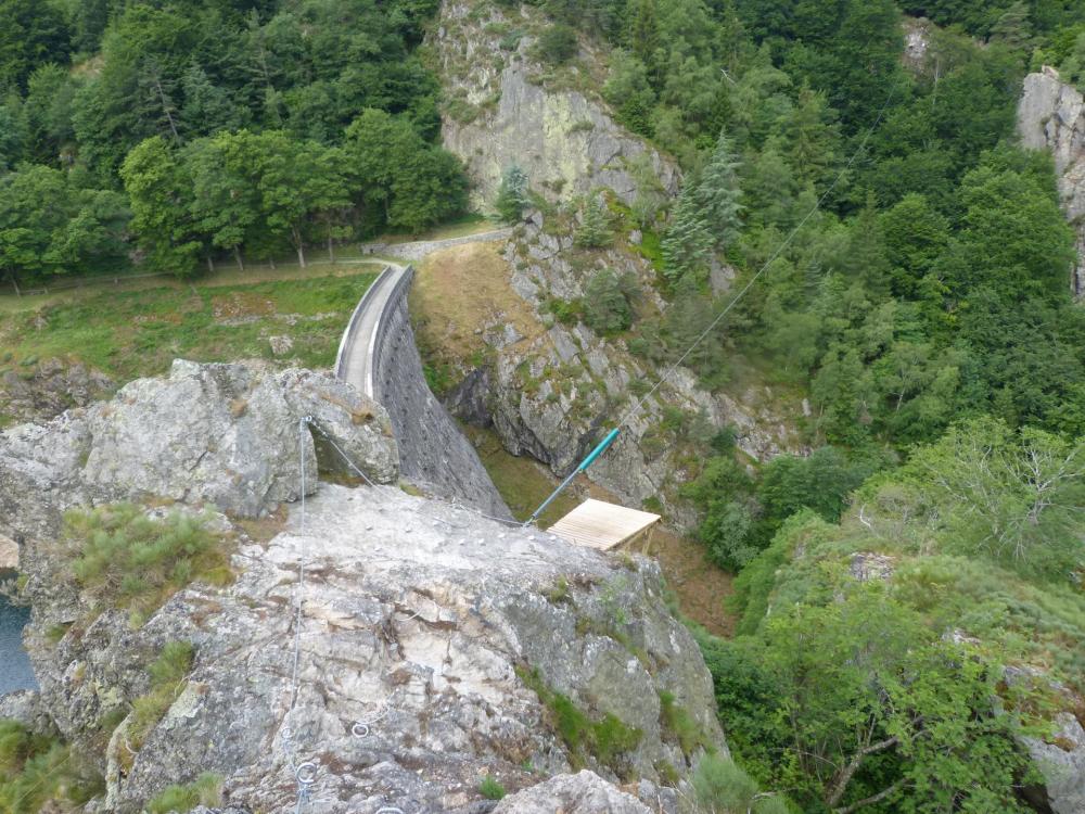 vue d' ensemble sur l' arrivée de la tyrolienne de la via adulte de Planfoy