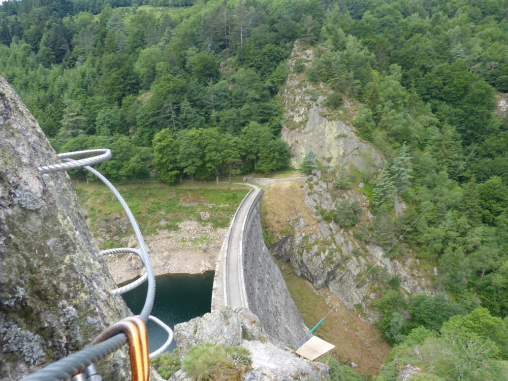 L'arrivée de la via ferrata de Planfoy avec sa tyrolienne le long du barrage