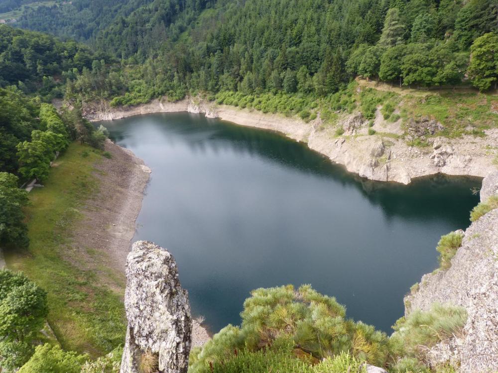 Via de Planfoy, vue sur le lac derrière le barrage