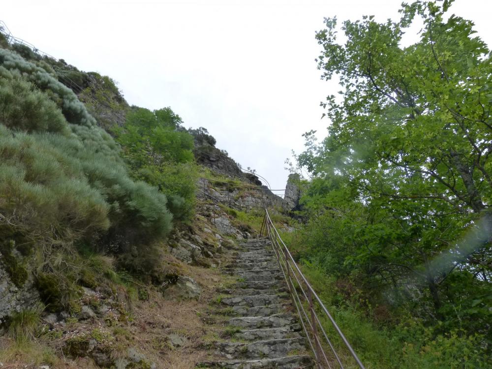 l' escalier de descente au sommet du barrage de Planfoy