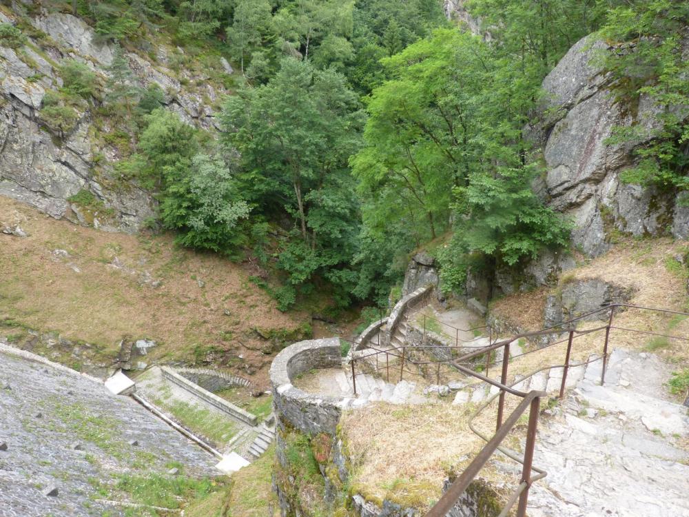 l' escalier de descente deu barrage de Planfoy pour rejoindre le parking de Rochetaillée