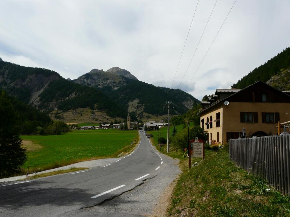 Arvieux au pied du col de l' Izoard côté Guilestre