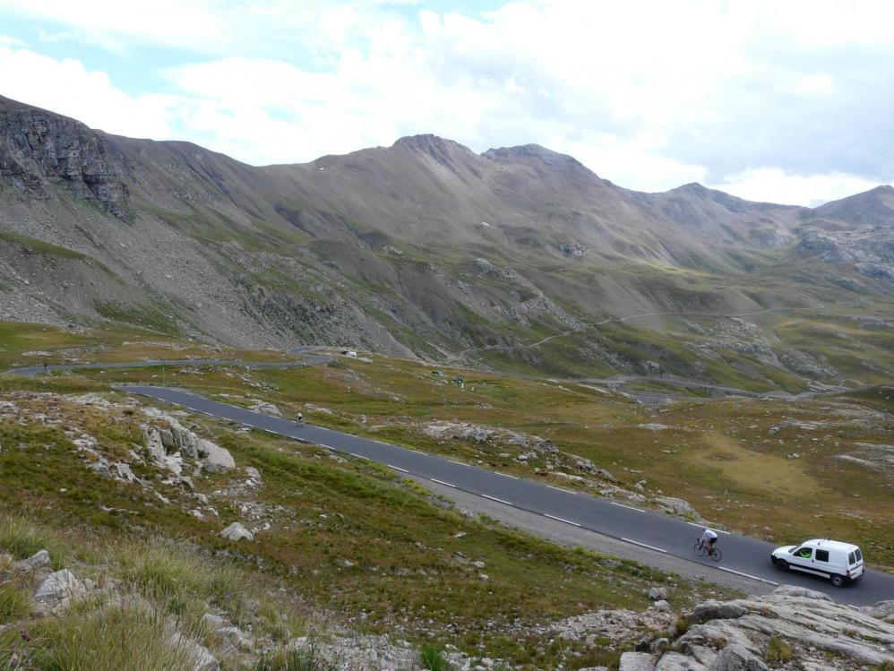 Les lacets dans la dernière partie de l' ascension de la Bonette