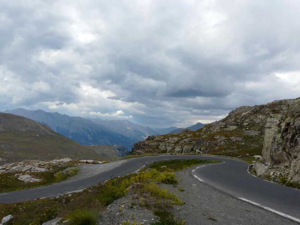 ambiance désertique dans le haut de l' ascension de la Bonette