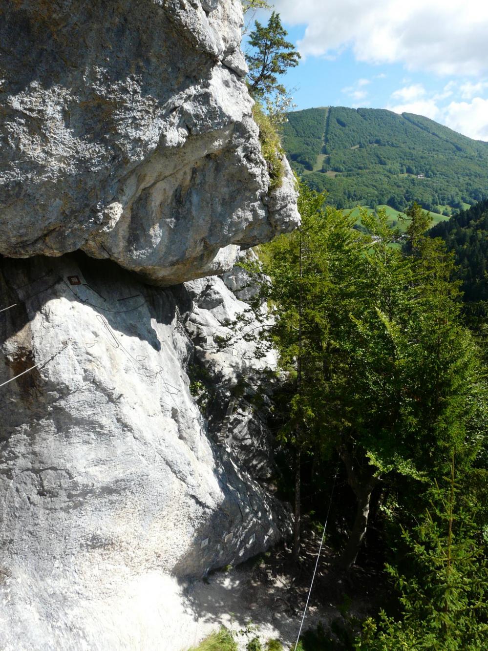 La via ferrata d' Aillon le Jeune, en bas la tyrolienne