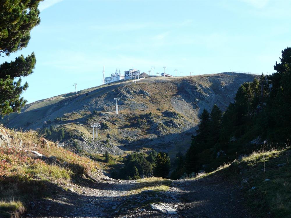 Chemin de montée vers le haut des remontées et vers les lacs Robert