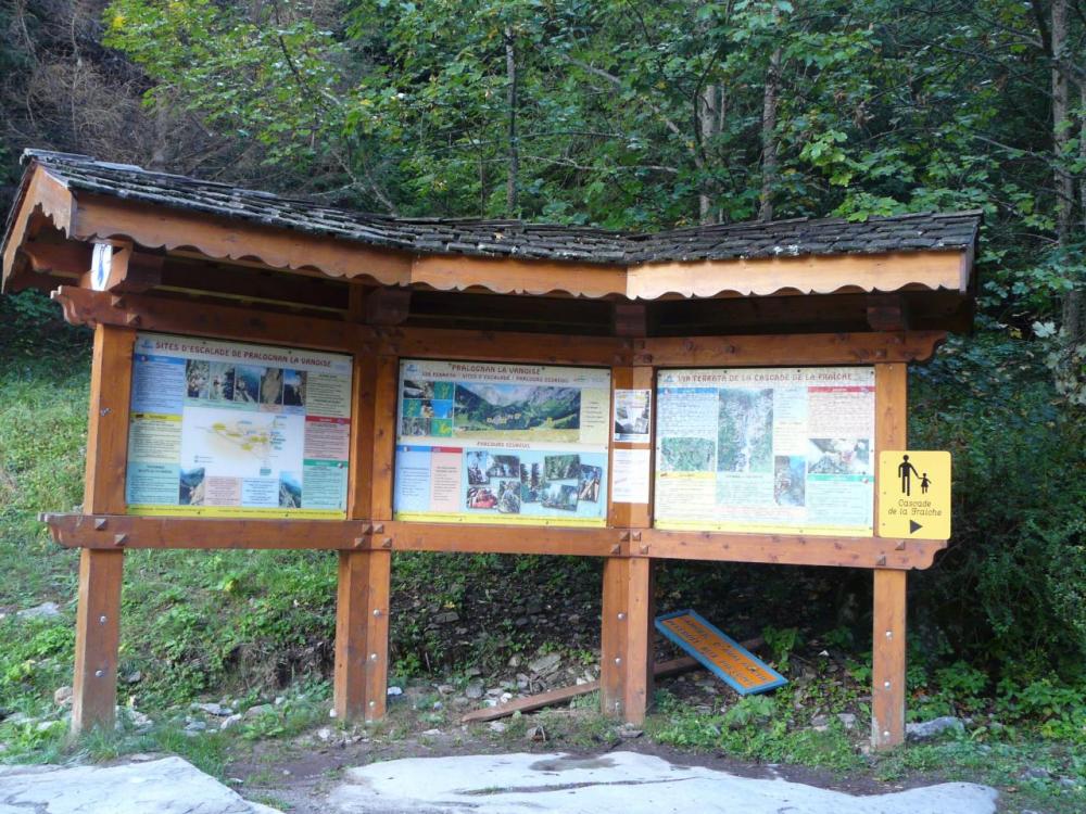 panneau d'information via ferrata de la cascade de la Fraîche à Pralognan