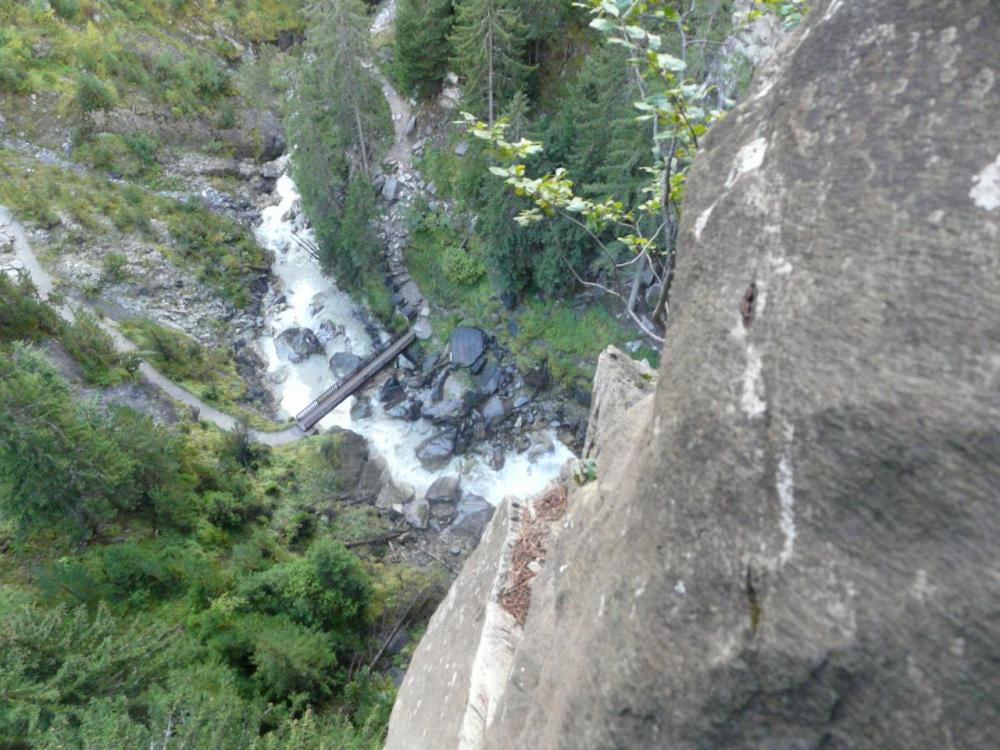 vue du haut de la via ferrata sur le bas de la cascade