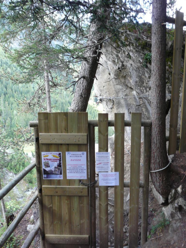 le départ de la tyrolienne (privée-guides) depuis le haut de la via ferrata