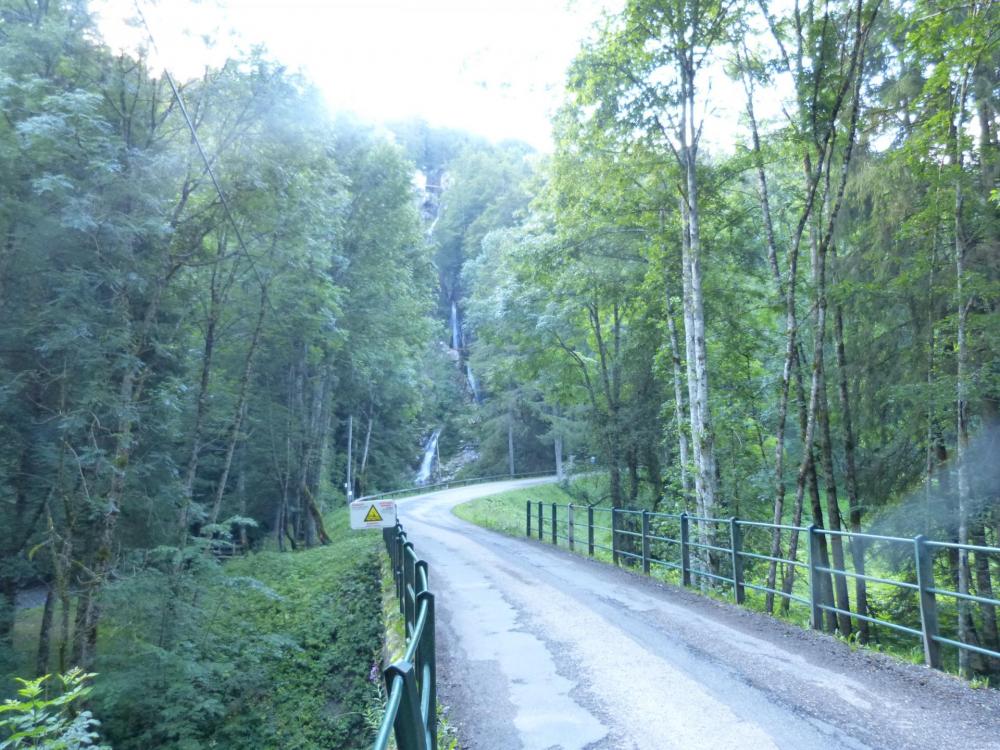 Approche de la via de la cascade par la route, la passerelle venant du sentier venant du pont couvert est à gauche.