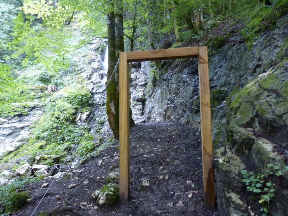 accès à la via ferrata de la cascade des Nants à Bellevaux