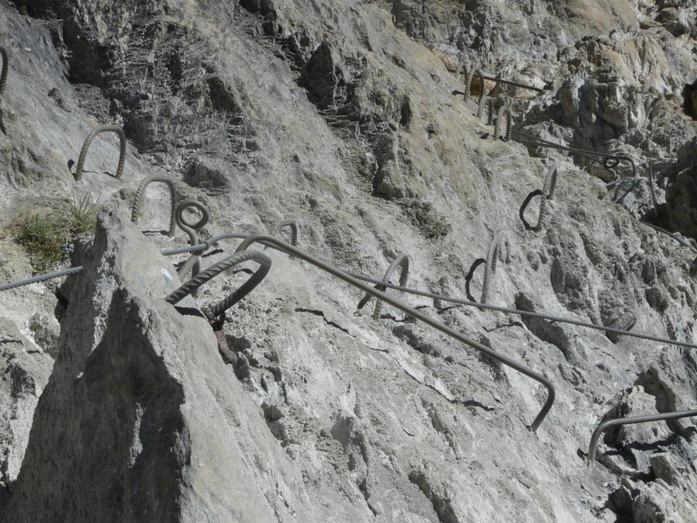 Beaucoup de ferraille  sur la via du lac de la Rosière