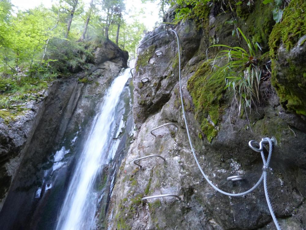 via de la cascade à Bellevaux ; des ressauts rocheux sportifs !