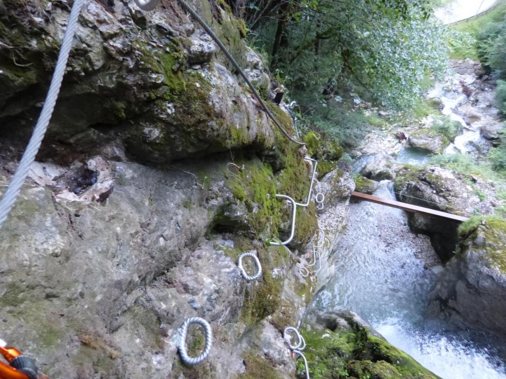 Belle perspective et on remarque la déclivité légèrement déversante par endroit de la via (la cascade à Bellevaux)