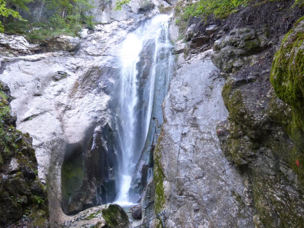 Ressaut rocheux à l' approche du pont népalais de la via de la cascade à Bellevaux