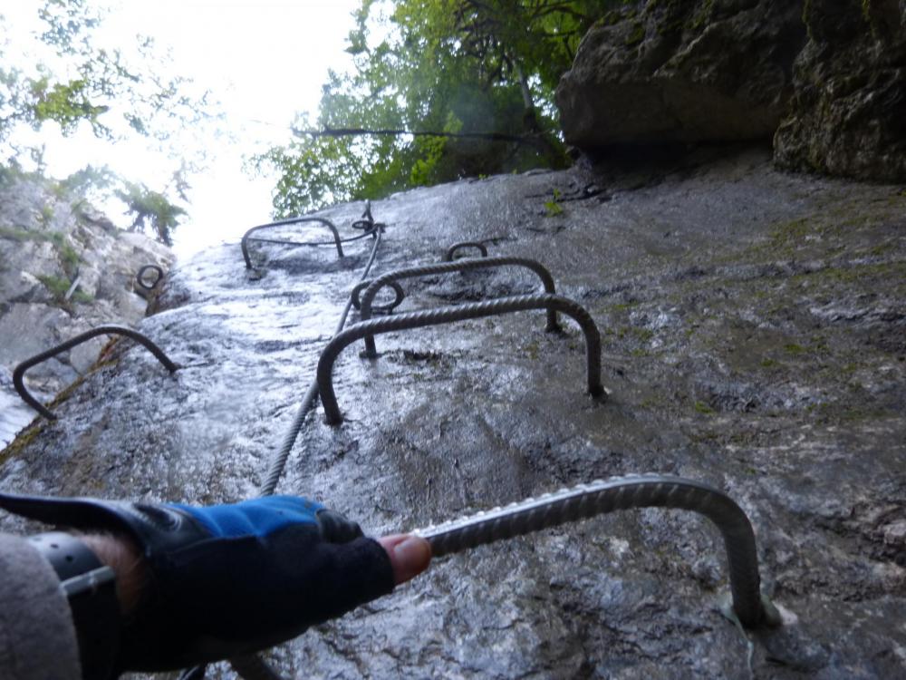 Ressaut rocheux à l' approche du pont népalais de la via de la cascade à Bellevaux