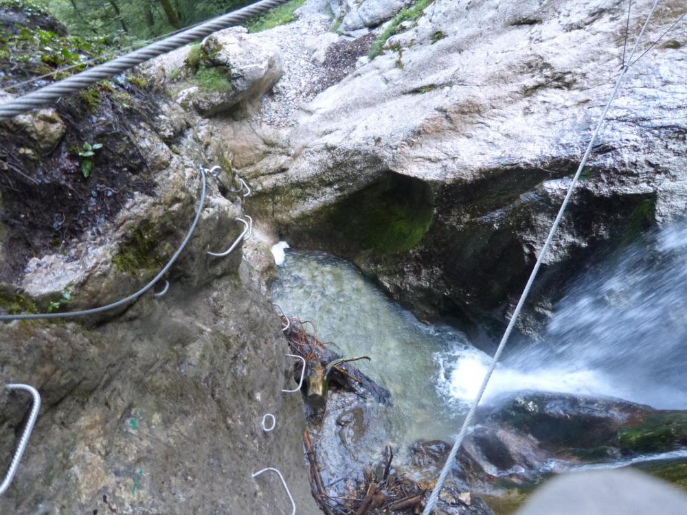 le pont népalais à la via de la cascade à Bellevaux, on apprécie l' escale sportive qui le précède