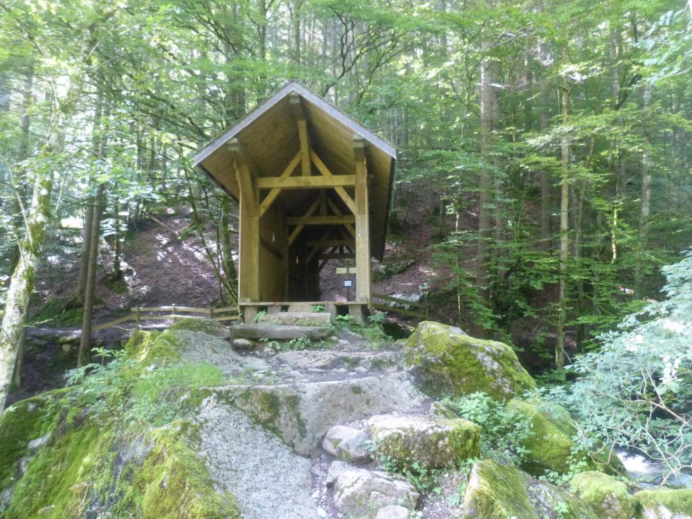 sentier d' accés aux vias ferrata de Bellevaux : le pont couvert