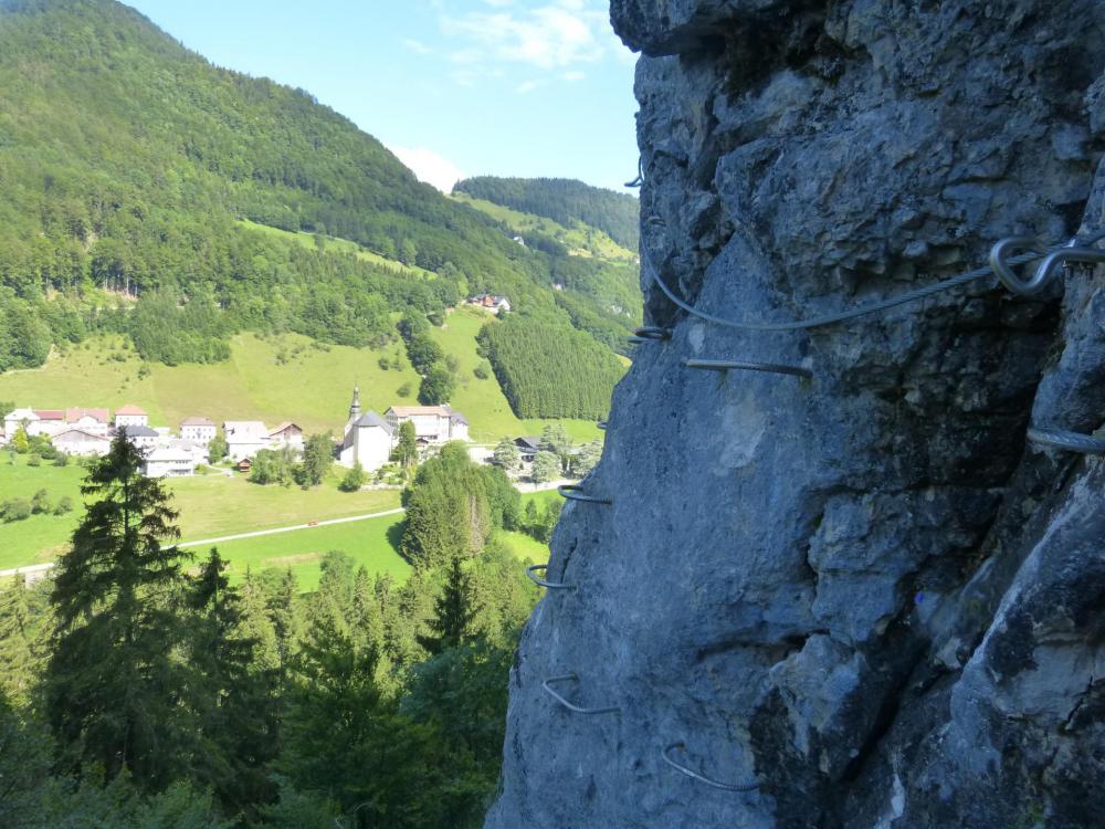 via du chatelard à Bellevaux, vue en permanence sur le village de Bellevaux