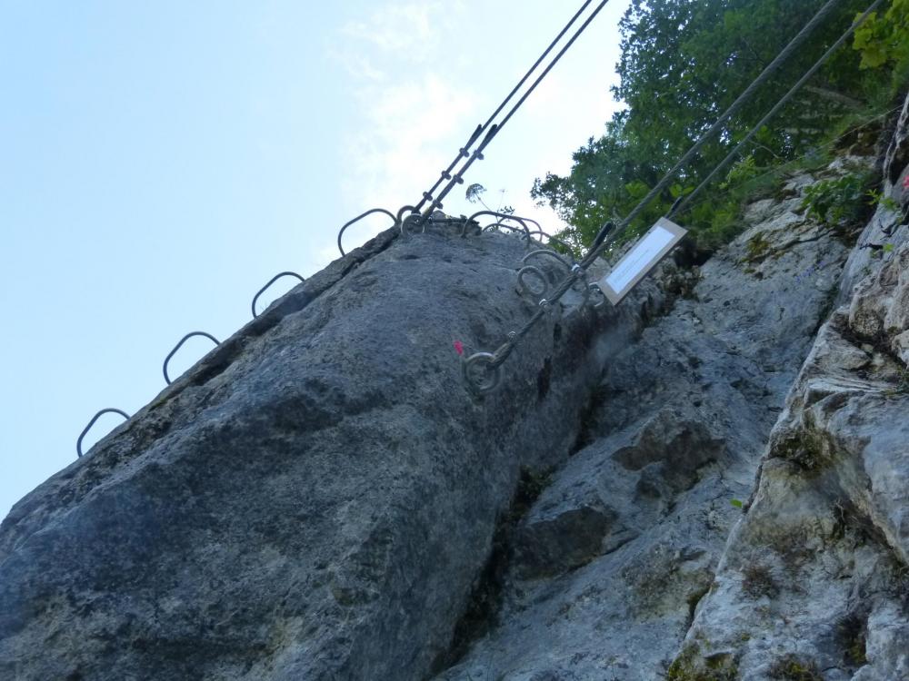 Arrivée sous le pont tibétain à la via du Chatelard à Bellevaux