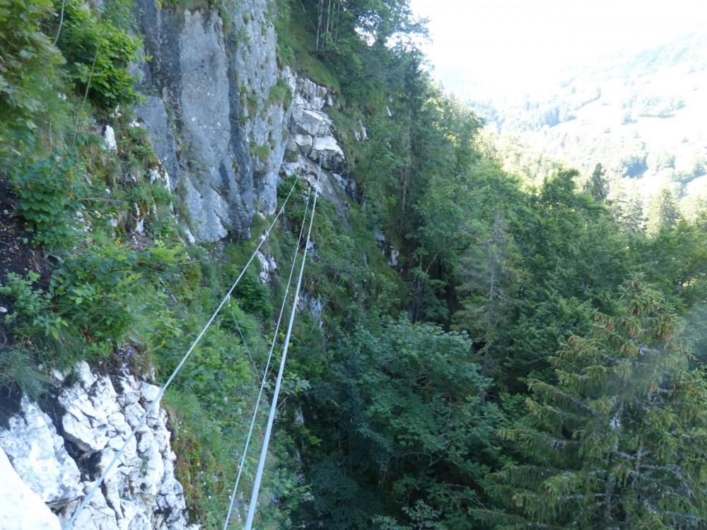 le pont tibétain à la via du Chatelard à Bellevaux